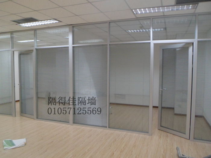 带百叶的玻璃门